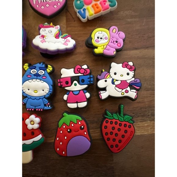 Sanrio Hello Kitty 19 Shoe Charms Multiple Characters Fits Crocs - Picture 4 of 6